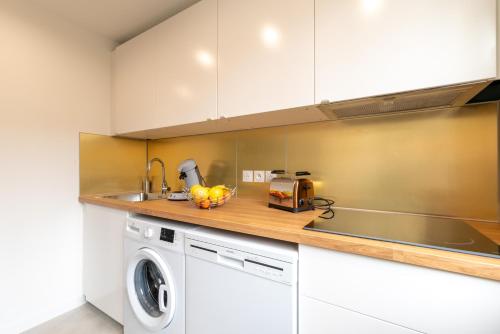 Kitchen, AMJA Proche clinique Saint-Roch apt 3 chambres 3 salles de bain parking gratuit ideal famille groupe in Estanove
