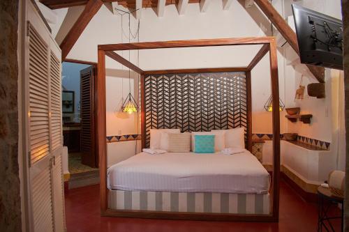 1 queen bed, 1 twin bed