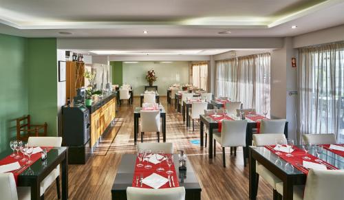 Restaurant, Parque Mourabel, Oasis Village & Pe do Lago in Vilamoura Suburb