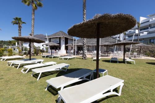 2 Bedroom Apartment @Estepona Hills With Sea View! in บาเอีย เด กาซาเรส
