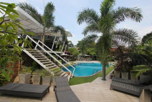 Swimming pool, Momento Resort  in Thep Prasit