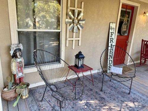 Cottage with Hot Tub and Pool Bandera, TX. in บานเดรา