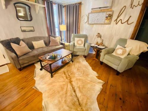 Cottage with Hot Tub and Pool Bandera, TX. in บานเดรา