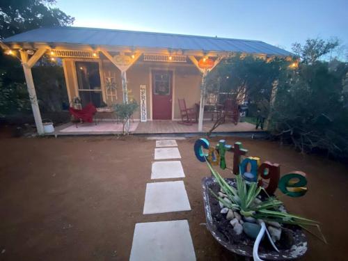 Cottage with Hot Tub and Pool Bandera, TX. in บานเดรา