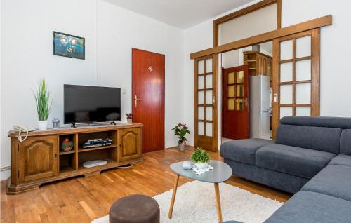 2 Bedroom Cozy Apartment In Karalic