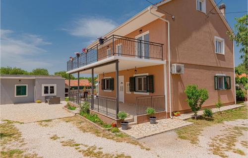 2 Bedroom Cozy Apartment In Karalic