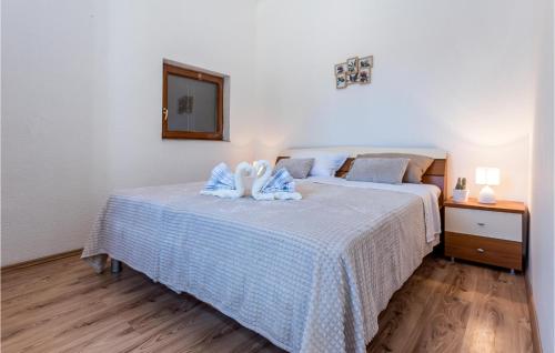 2 Bedroom Cozy Apartment In Karalic