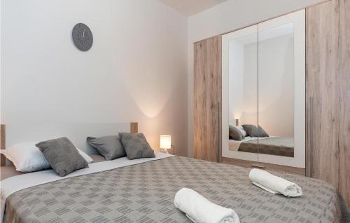 2 Bedroom Cozy Apartment In Karalic