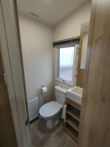Bathroom, 3 Bedroom Luxury Caravan in Cockenzie