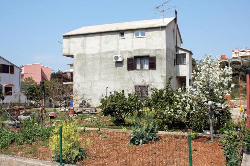  Apartments by the sea Grebastica, Sibenik - 4881 in Bašelovići