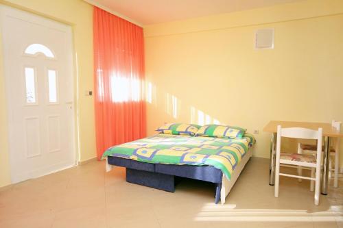 Apartments by the sea Bilo Primosten - 4806 - image 2