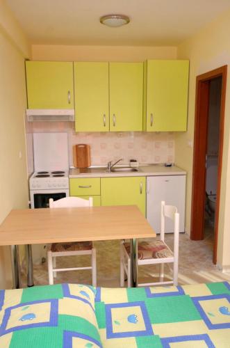 Apartments by the sea Bilo Primosten - 4806 - image 11