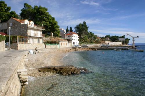 Apartments with a parking space Bol Brac - 5641 - image 7