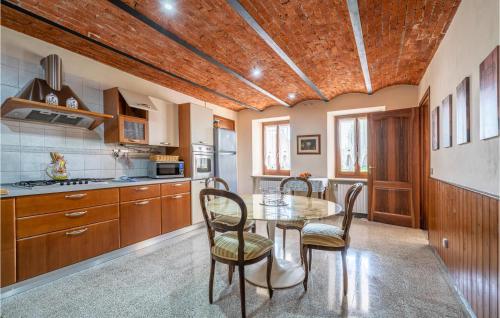 virtuve, 4 Bedroom Lovely Home In Lequio Tanaro in Lequio Tanaro