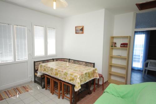 Three-Bedroom Apartment with Terrace and Sea View image 3