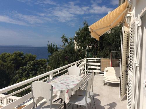 Three-Bedroom Apartment with Terrace and Sea View image 2