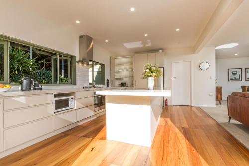 Kitchen, Harbour View - Three in Stepneyville