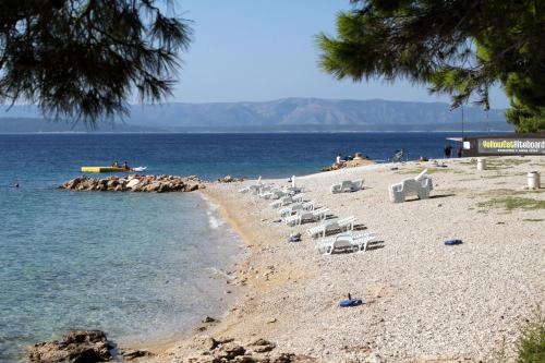 Family friendly apartments with a swimming pool Bol Brac - 14379 - image 2