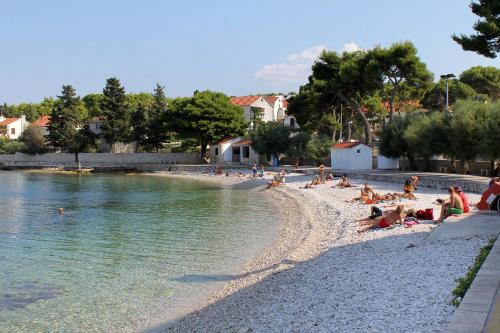  Seaside apartments with a swimming pool Sutivan, Brac - 15502 in Sutivan