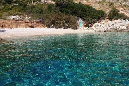 Secluded fisherman's cottage Cove Spiljice Brac - 17031 - image 7