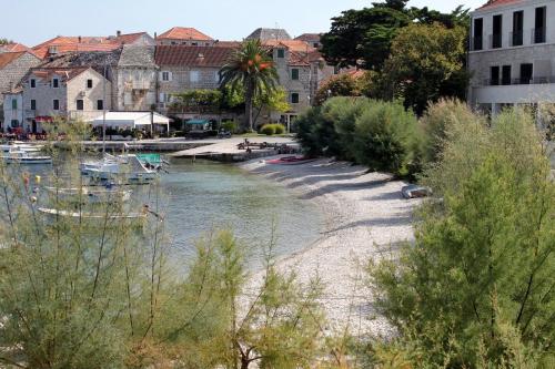  Apartments by the sea Postira, Brac - 17323 in Postira