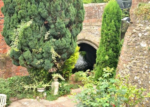 Cosy house, a train spotter's delight!