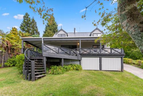 外觀, Splendour on Spencer - Lake Tarawera Holiday Home in 塔拉韋拉湖