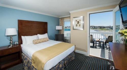 Queen Center Room - Ocean Front