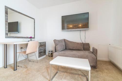 2 twin beds, 1 sofa bed