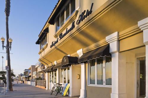 Newport Beach Hotel - 출입구