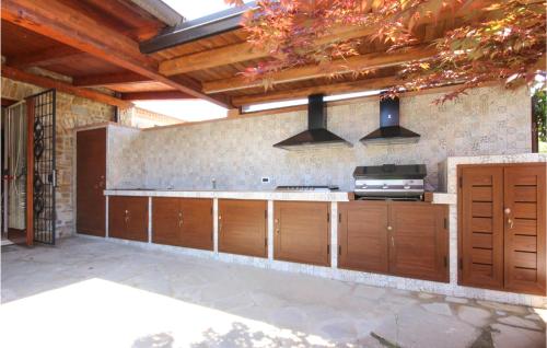 virtuve, 6 Bedroom Beautiful Home In Perdifumo in Perdifumo