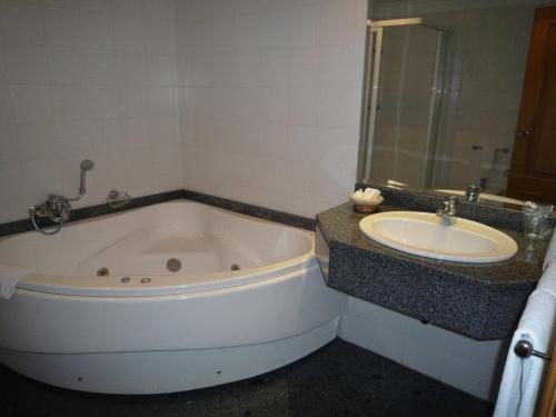 Double Room with Spa Bath image 4