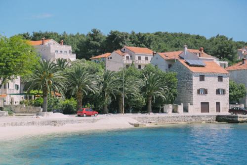 Apartments with a parking space Sumartin, Brac - 17267