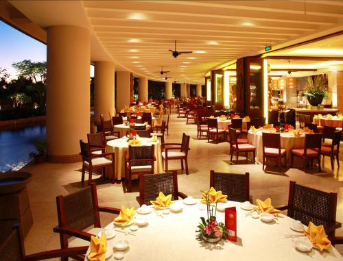 Ресторант, Howard Johnson by Wyndham Resort Sanya Bay in Саня