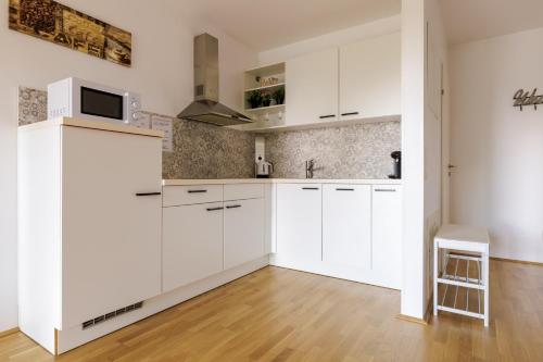 Vienna City and SPA - Modern Apartments next to Therme Wien & 15 Minutes to the City Center - image 6