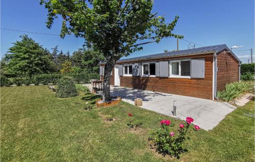 Nice Home In Saint Ouen Les Vignes With Kitchen