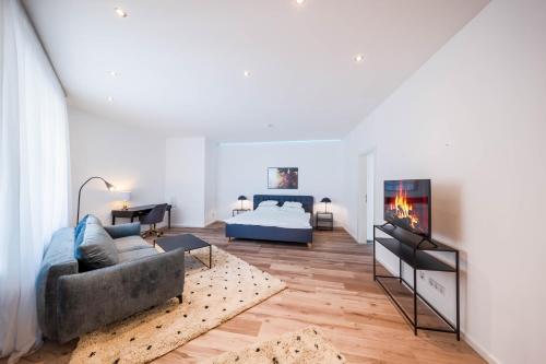1 king bed, 1 sofa bed