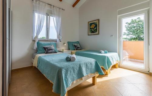 4 Bedroom Cozy Home In Marcana