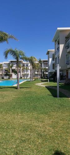 Bel appartement pied sur mer vue imprenable sur piscine et jardins in Sidi Rahal