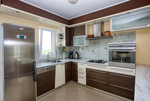 Three-Bedroom Apartment with Terrace and Sea View image 10