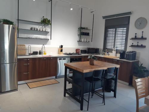 kuhinja, A designed penthouse- Paradise by the sea in Nahariya