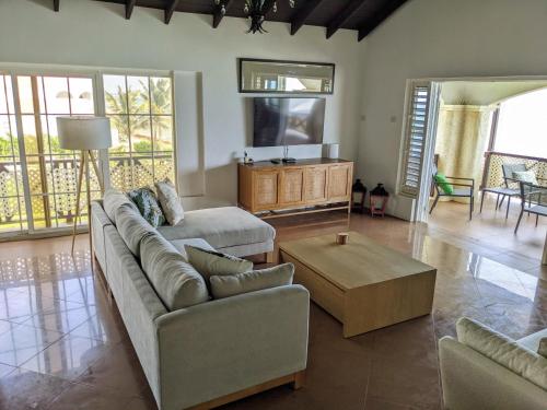 Breezy Ocean Front Condo Close to The Best Beaches photo 4