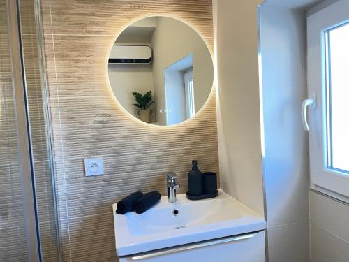 One-Bedroom Apartment image 4
