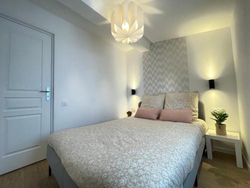 One-Bedroom Apartment image 2