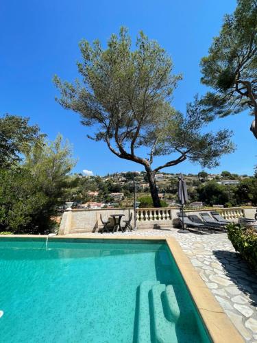 Studio en bas de villa avec piscine proche bord de mer