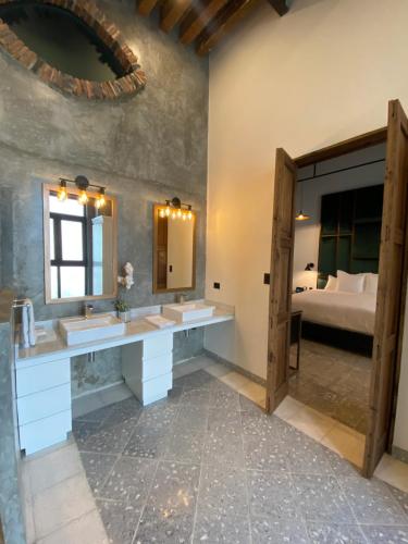 381383486 Milo Collection Hotel