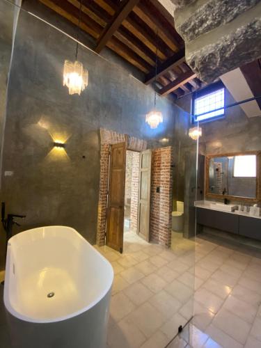381395876 Milo Collection Hotel