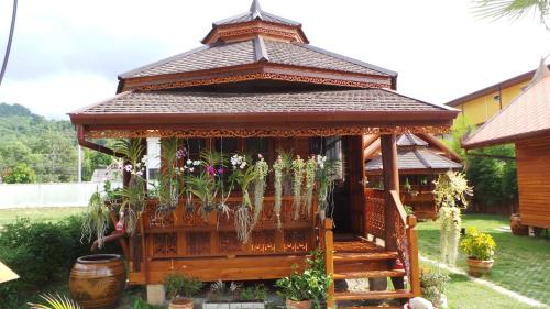 Golden Teak Resort Baan Sapparot thumbnail 5