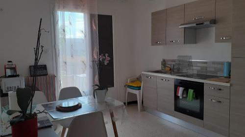 kuhinja, Bel appartement avec grande terrasse ensoleillée et jardin (Bel appartement avec grande terrasse ensoleillee et jardin) in Clos Banet