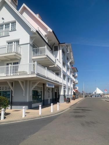 สภาพแวดล้อมโดยรอบ, Trinity Newport in นิวพอร์ต